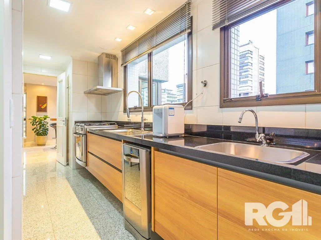 Imagem Apartamento semimobiliado, 167 m², 3 suítes e 3 vagas de garagem no bairro Bela Vista.