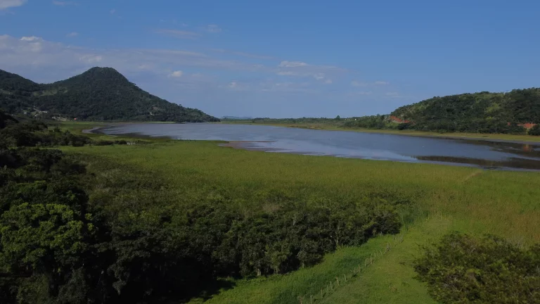 Imagem Área Exclusiva à venda com 12.500 m² no Macacu, Garopaba-SC: Vista para Lagoa e Mar.