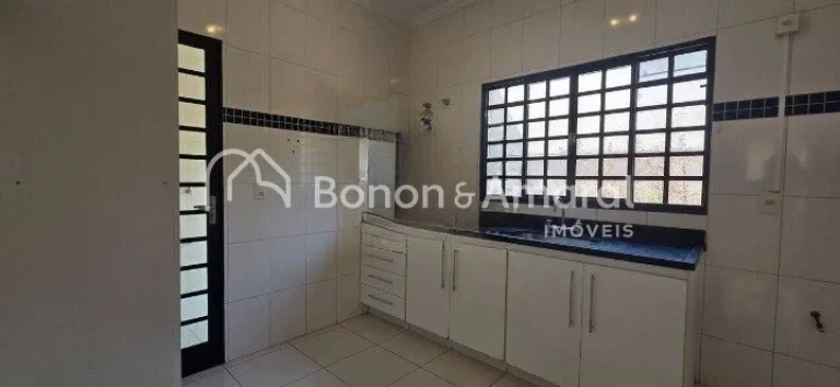 Imagem Localizada em um tranquilo bolsão residencial, com terreno plano e posição estratégica, este sob...