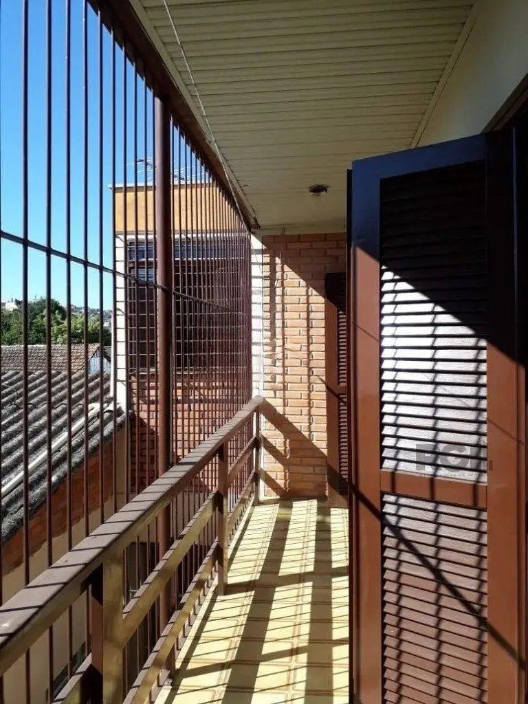 Imagem Casa com 5 dormitórios no bairro Passo das Pedras - Porto Alegre