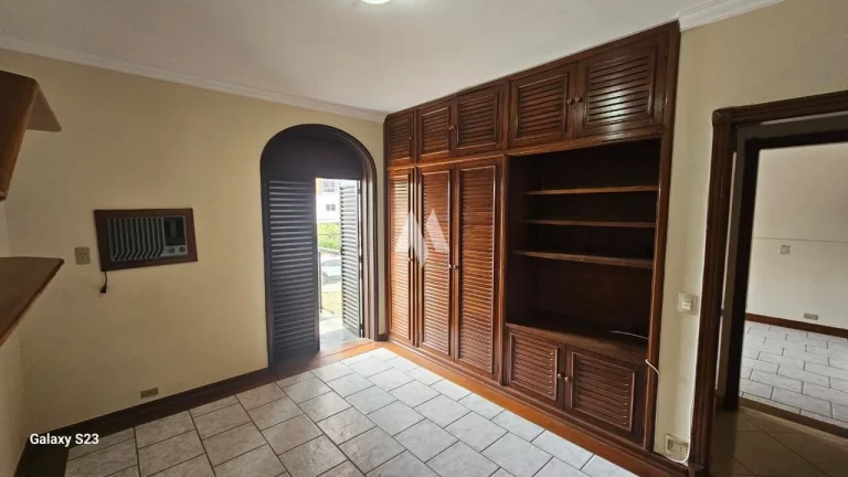 Imagem Casa com 4 dormitórios + 1 suíte + edícula em Ponta da Praia, Santos/SP
