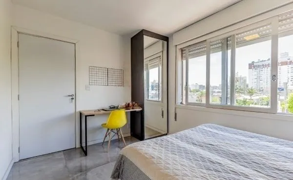 Imagem Apartamento na Cidade Baixa de 1 dormitório e dependência REFORMADO