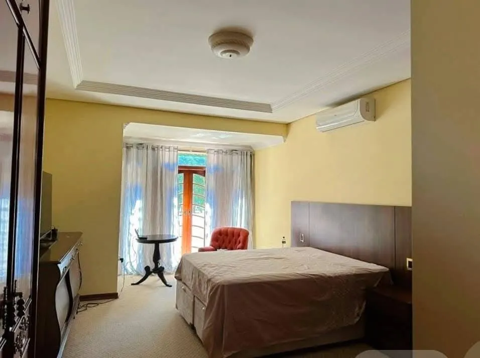 Imagem Imponente Casa à Venda em Tamboré - 5 Suítes, Piscina, Academia e Infraestrutura Completa