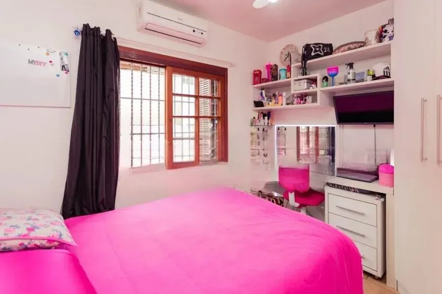 Imagem Casa térrea com 200m² privativos, 3 quartos, Rua Sylvio Sanson - Sarandi