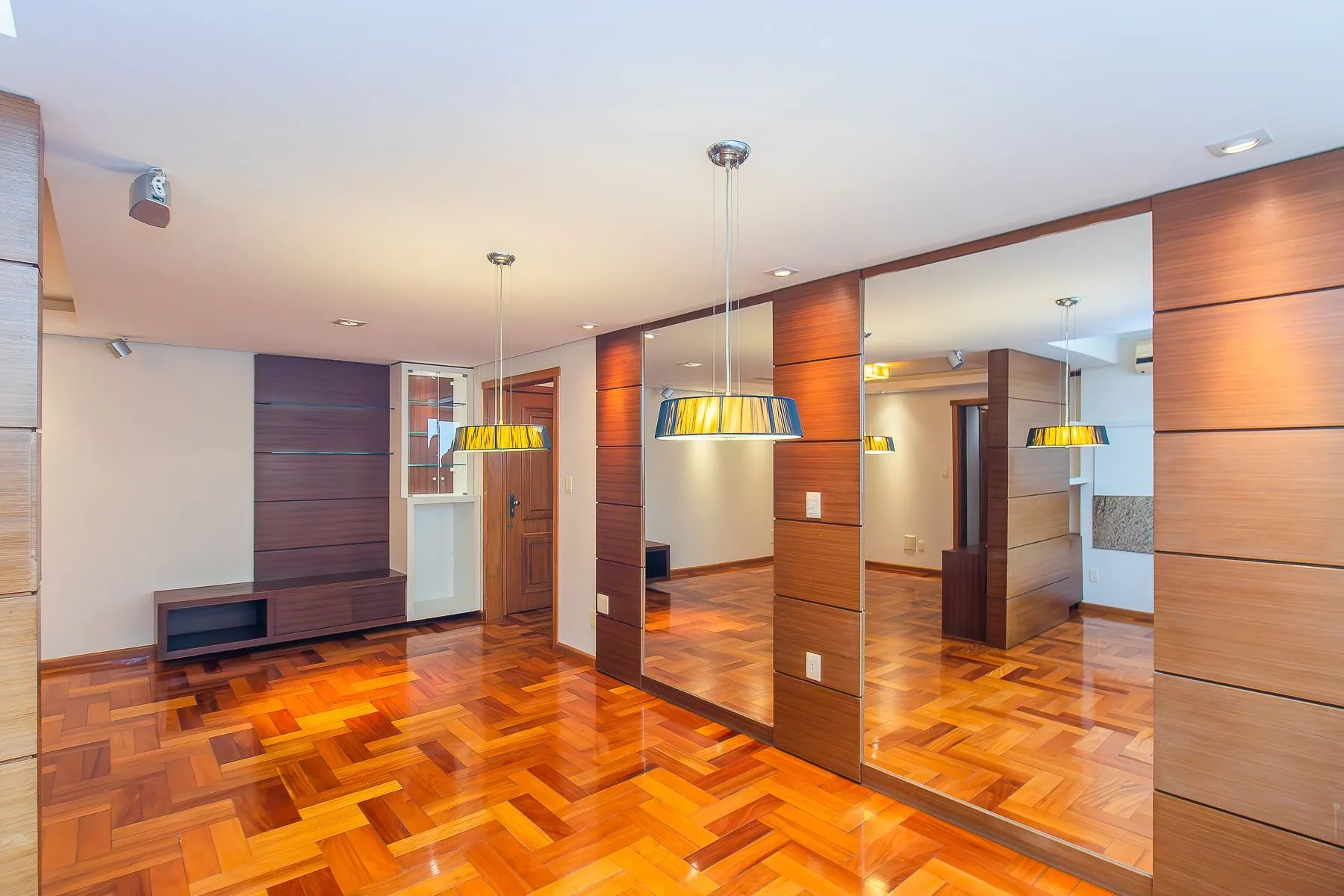 Imagem Apartamento semi mobiliado, impecável, com 126m² privativo.