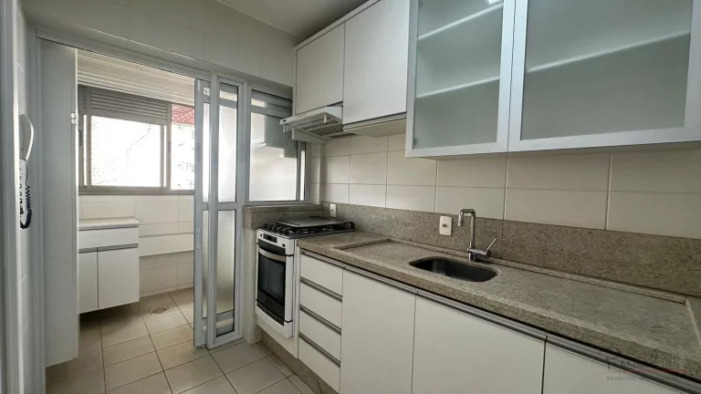 Imagem Apartamento com 93m² de área privativa, semimobiliado, 3 dormitórios (sendo 1 suíte), 1 banheiro...