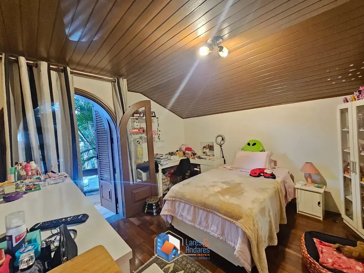 Imagem Sobrado para venda em Interlagos com 4 quartos, sendo 2 suítes, 330m²