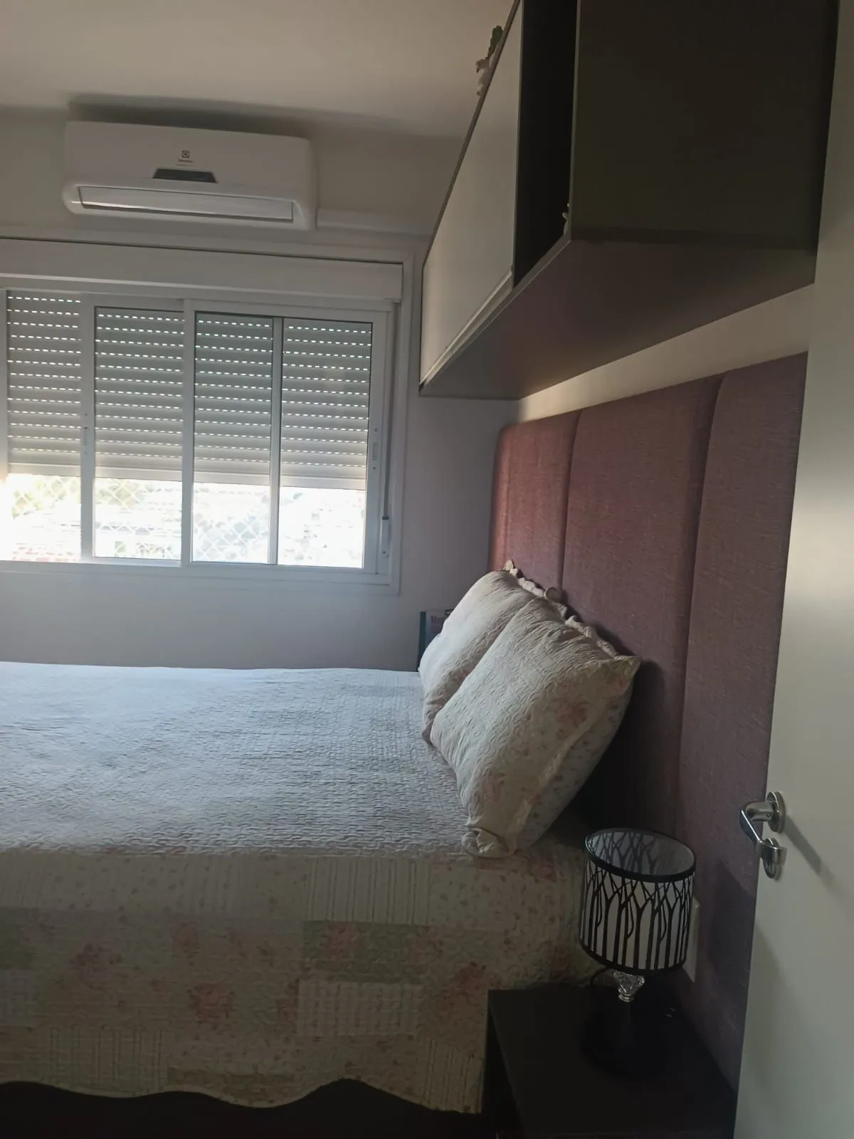 Imagem Apartamento de 3 dormitórios com living estendido, semi mobiliado, suíte e churrasqueira.