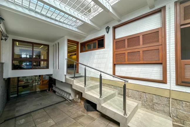 Imagem Casa para venda no bairro Três Figueiras em Porto Alegre