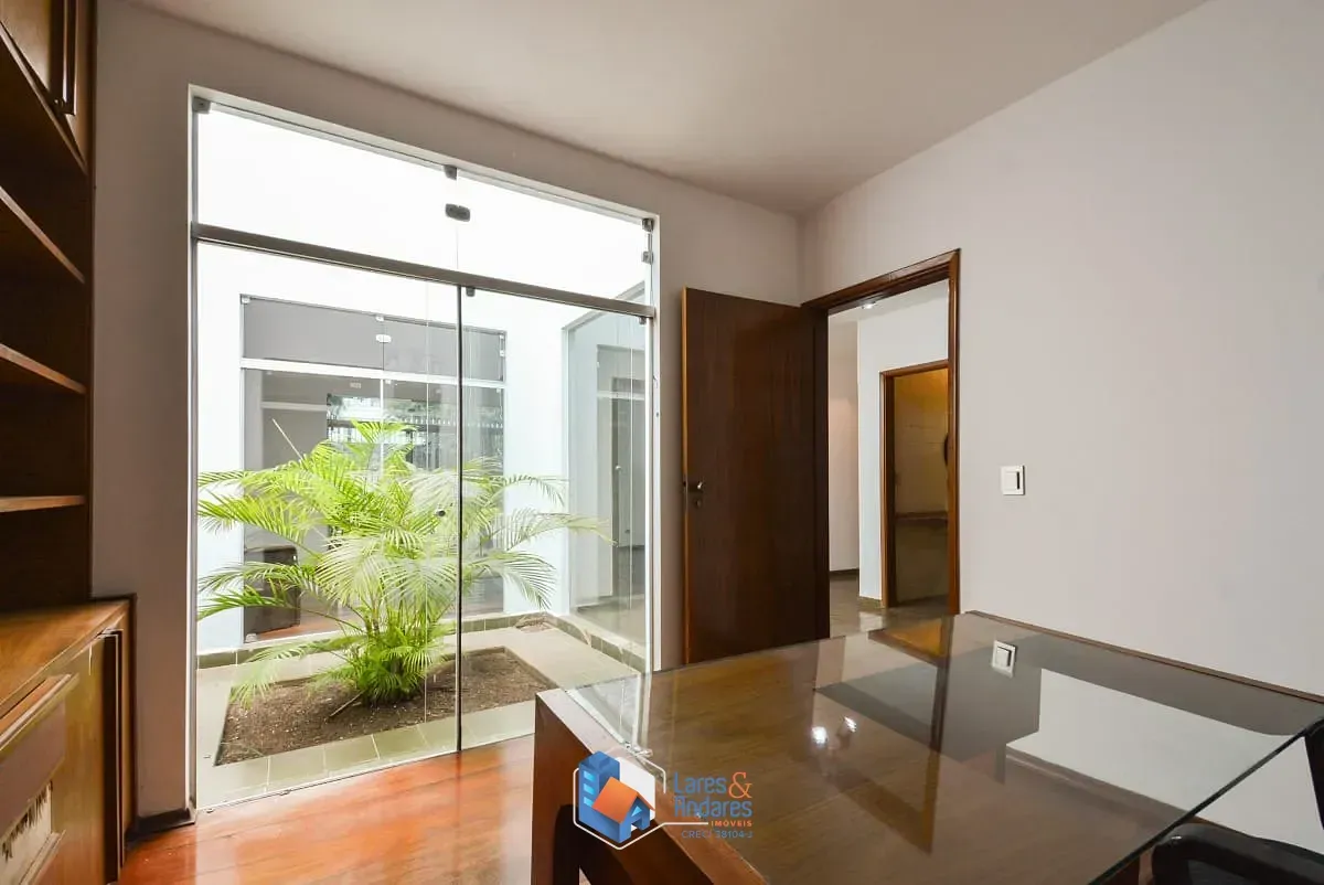 Imagem Sobrado para venda em Planalto Paulista com 4 quartos, sendo 2 suítes, 331m²
