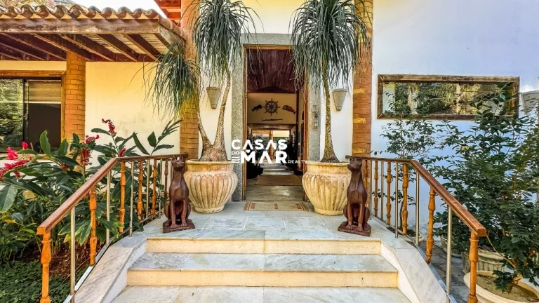Imagem Imperdível casa frente mar à venda em Búzios-RJ, bairro Ferradura: 6 quartos, 6 suítes, 3 salas, 9 banheiros, 7 vagas, 880m².