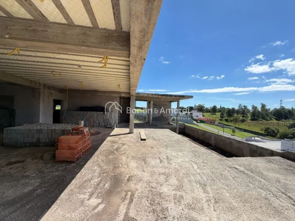 Imagem São 700 m² de construção, com arquitetura moderna,, localizada em um dos condomínios mais desej...