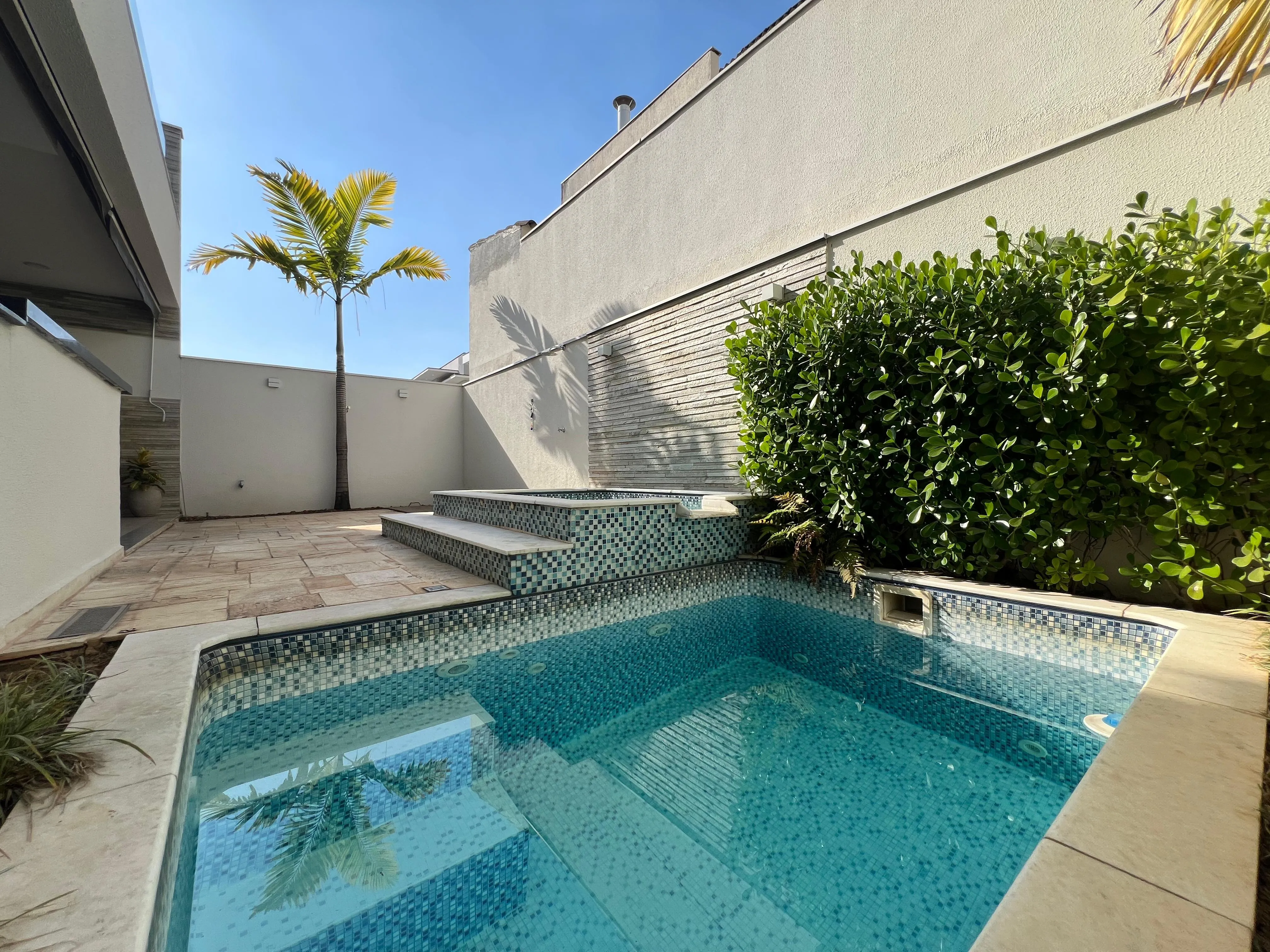 Imagem Luxuosa Casa com 3 Suítes, Piscina e Placas Fotovoltaicas no Condomínio Completo Ibiti Reserva