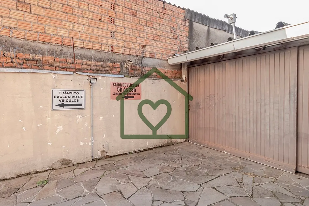 Imagem Descubra a oportunidade perfeita para investir no seu novo lar em Porto Alegre! Este aconchegante ap...