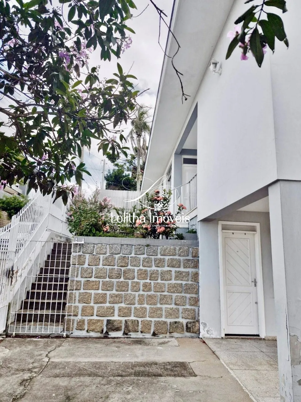Imagem CASA COM 4 DORMITÓRIOS À VENDA PRÓXIMO À AV. MAX SCHRAMM