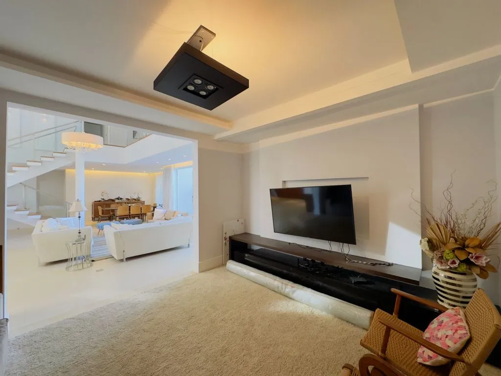 Imagem Casa de Luxo em Condomínio à Venda em Valinhos-SP, 4 Suítes, 3 Salas, 7 Banheiros, 4 Vagas de Garagem 460m²