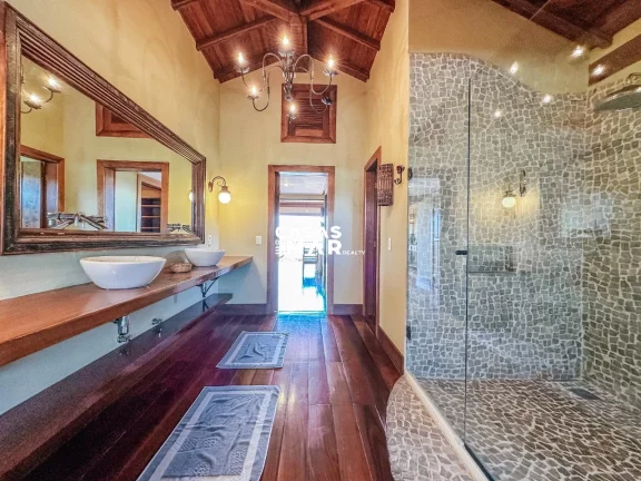 Imagem Luxuosa Casa com 5 Suítes na Ferradura, Búzios-RJ Piscina, Espaço Gourmet A poucos metros da praia 498m² de área