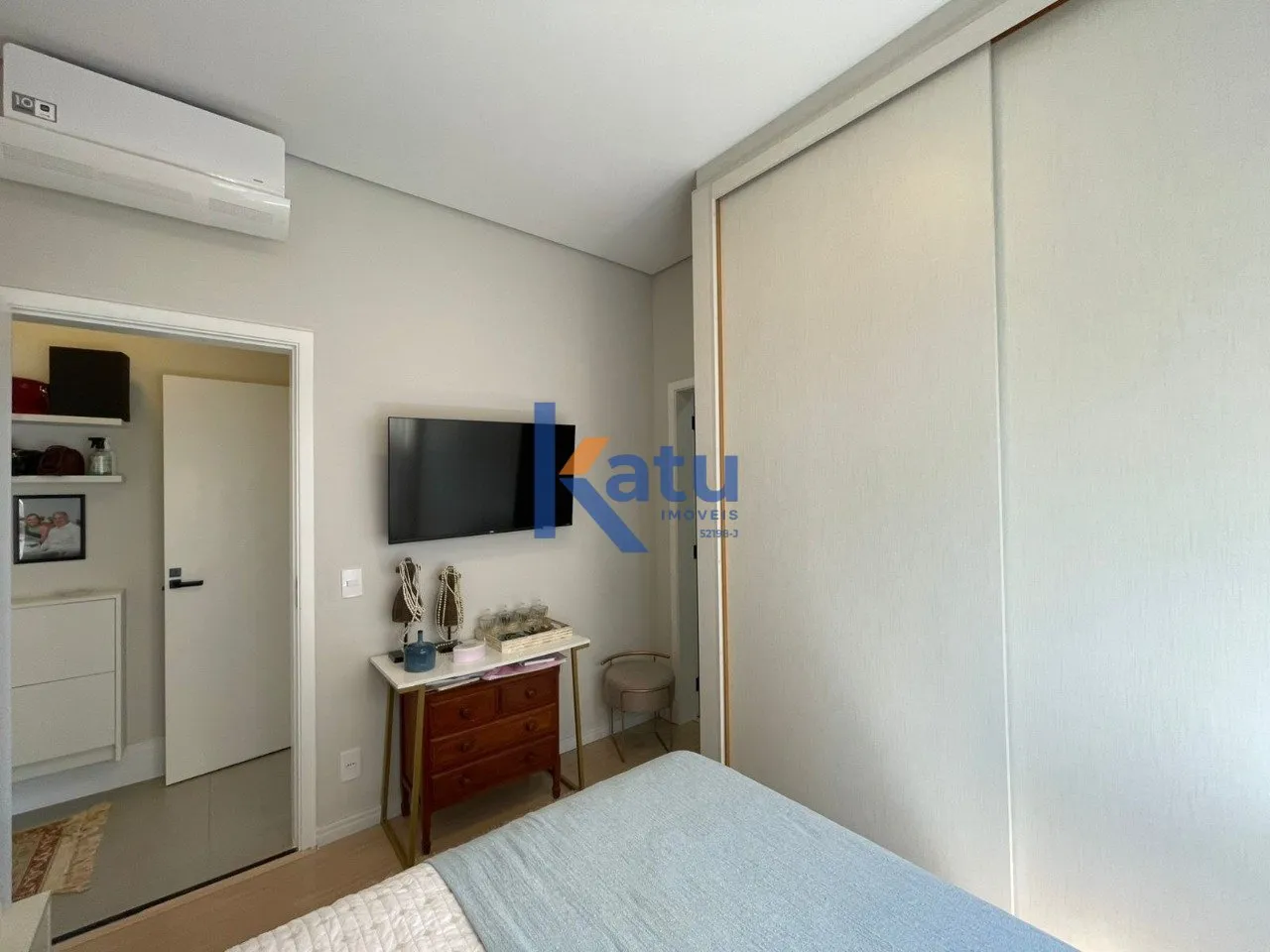 Imagem Descubra esta encantadora casa em condomínio no Jardim Ermida I, Jundiaí. Com 217 m² de área pri...