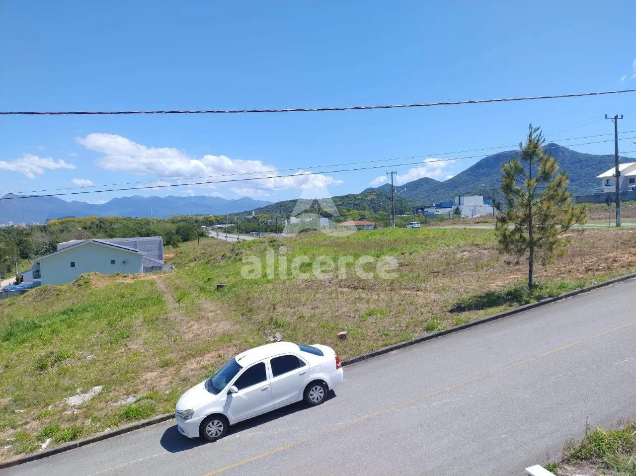 Imagem Sobrado Novo à Venda - 2 Dormitórios I 2 Suítes I Passagem Lateral - em São José/SC
