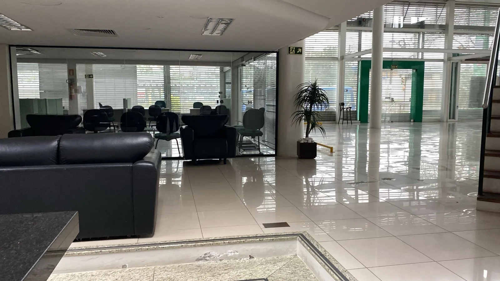 Imagem MÁFFER IMÓVEIS ALUGA LOJA / PRÉDIO COMERCIAL - AV. SERTÓRIO | PORTO ALEGRE/RS Área total: 1.200 m² Aluguel: R$ 48.000/mês Diferenciais do Imóvel Altíssima visibilidade Testada ampla com vitrine Fluxo intenso de veículos