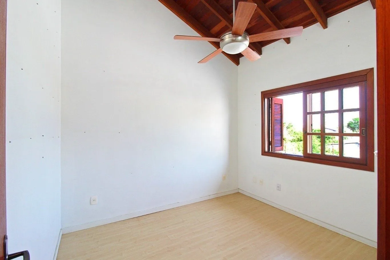 Imagem Casa de 3 dormitórios a venda no bairro Guarujá, Porto Alegre