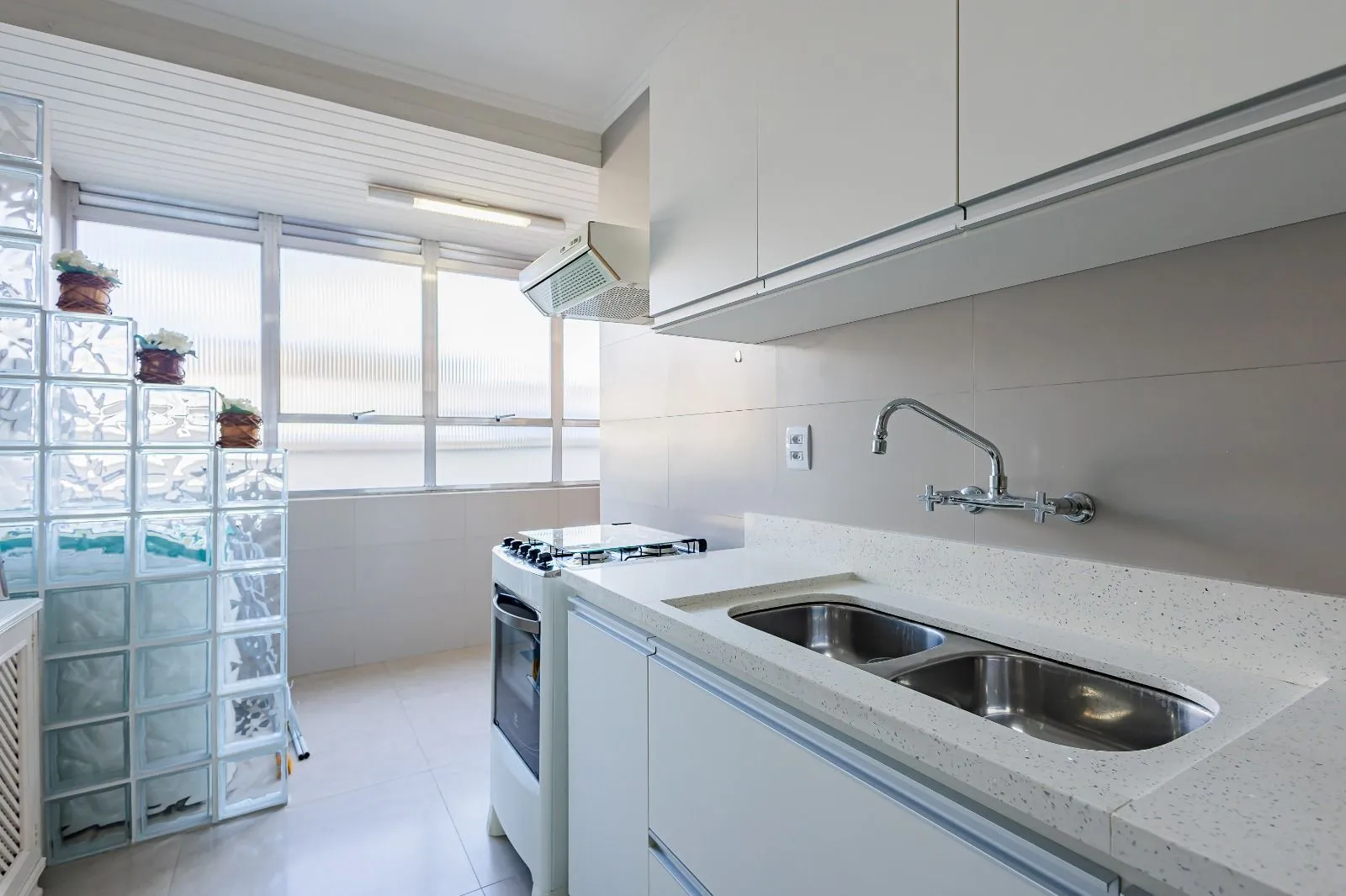 Imagem Apartamento a venda com dois dormitorios e vaga coberta no bairro Menino Deus.