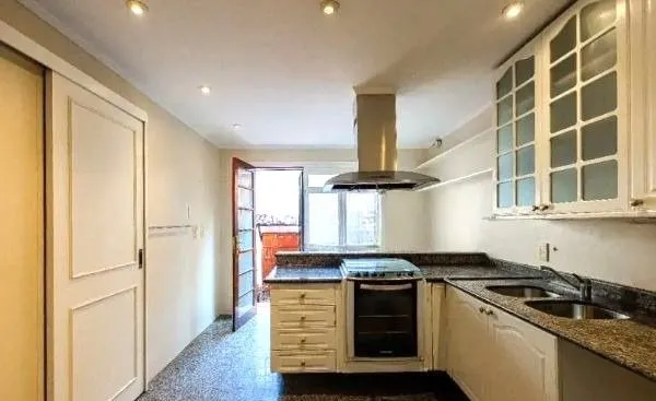 Imagem Casa sobrado no bairro Bela Vista de 3 dormitórios e 3 vagas DESOCUPADA