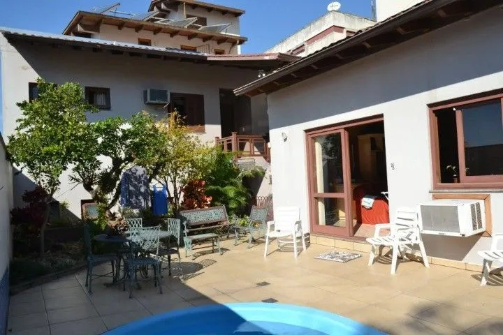 Imagem Casa Comercial e Residencial com 518m² (4 quartos / 5 banheiros / 3 vagas garagem) no Bairro Partenon localizada à meia quadra da Av. Bento Gonçalves.
