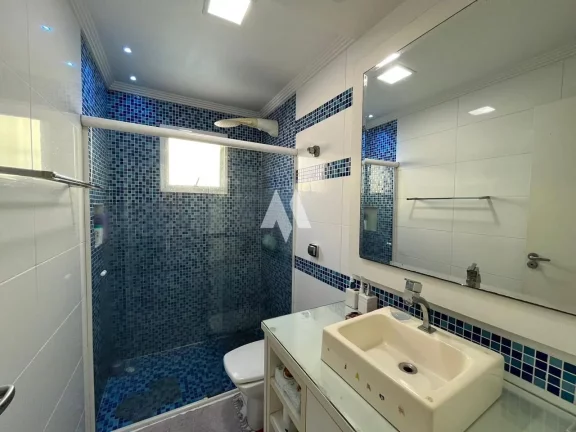 Imagem Casa sobreposta baixa vendida com porteira fechada, com piscina e churrasqueira