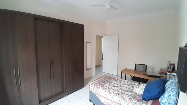 Imagem Sobreposta Alta, com Garagem Fechada, Ponta da Praia