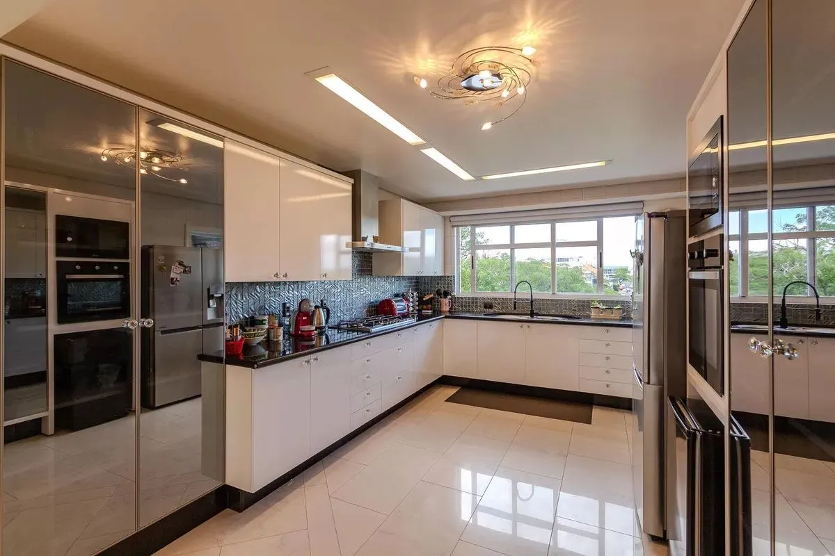 Imagem Apartamento com 3 dormitórios, 2 vagas e 231.61m² - Bairro Menino Deus