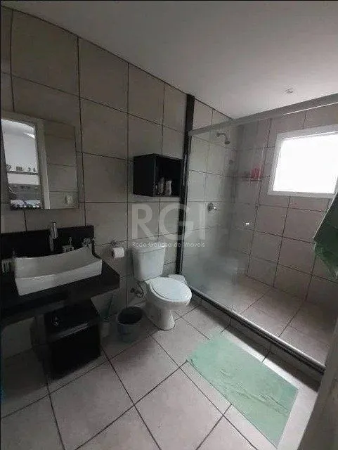 Imagem Casa com 233m², 2 dormitórios sendo 1 suíte, living com lareira, espaço gourmet com churrasqueira, pátio e 2 vagas de garagem no bairro Sarandi