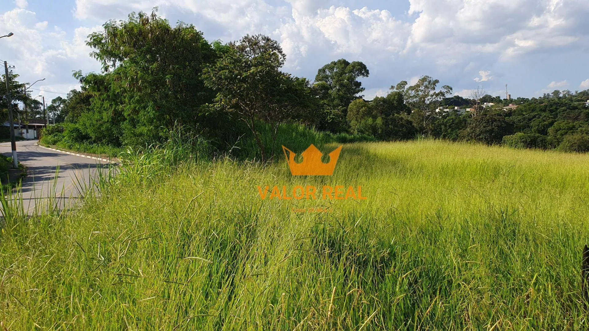 Imagem Área Residencial com 28.800.00 m2 de frente para Avenida asfaltada em Vinhedo, R$ 2.990 mil.