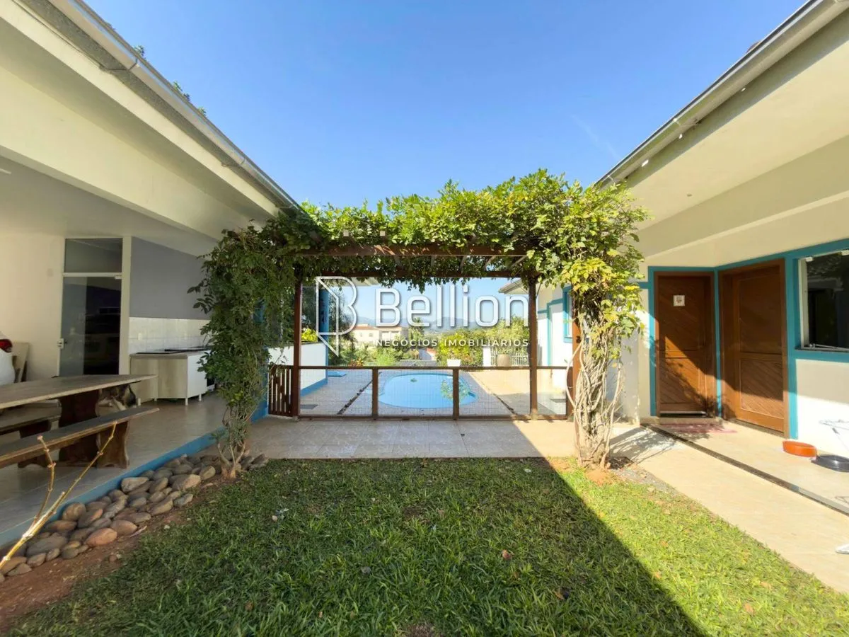 Imagem Casa semi mobiliada, com amplo terreno e piscina no Centro de Rio dos Cedros