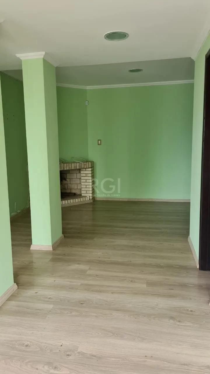 Imagem Sobrado para Venda - 200m², 3 dormitórios, sendo 1 suites, 3 vagas - Belém Novo