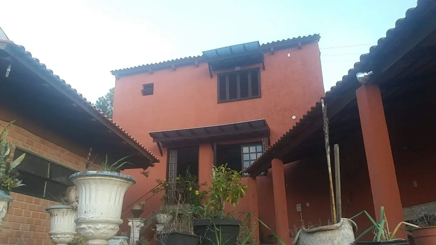 Imagem Casa à venda com piscina no bairro Glória, Zona Sul de Porto Alegre - 207m² construídos, pátio amplo e excelente potencial residencial