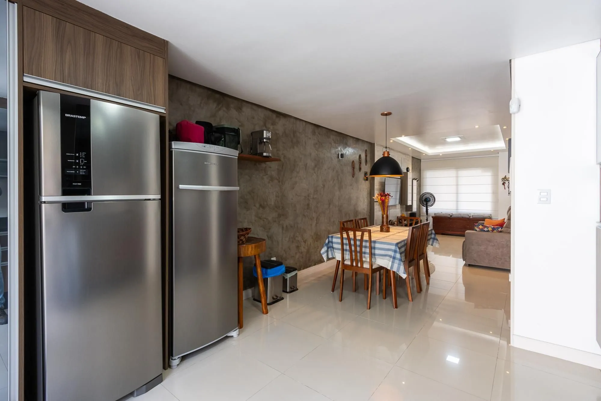 Imagem Sobrado com 2 suites e 2 vagas de garagem - Bairro Guarujá