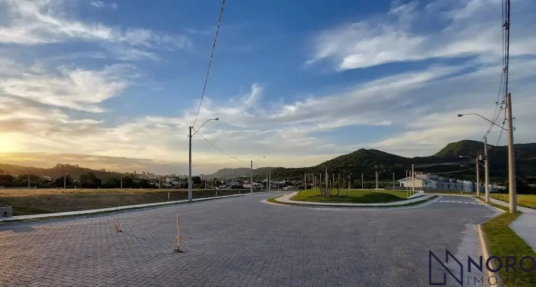 Terreno em Condomínio Fechado