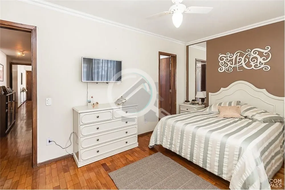 Imagem O apartamento localizado na Av. Getúlio Vargas, no bairro Menino Deus, é uma opção interessante ...