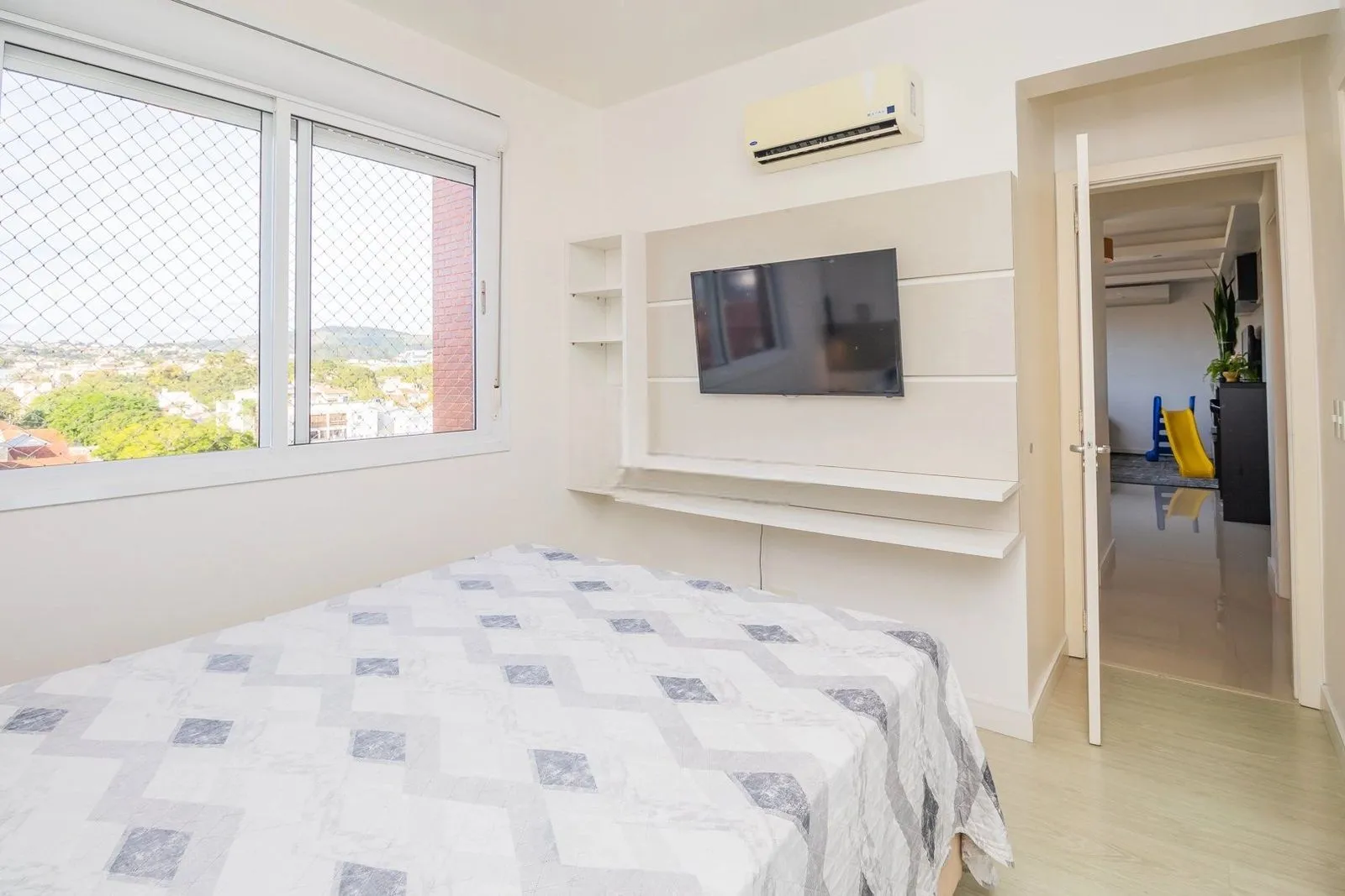 Imagem Apartamento 2 Dormitórios com Suíte e 2 Vagas no Jardim Botânico - Porto Alegre