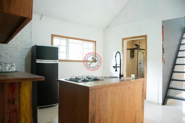 Imagem CASA NO SERTÃO DE CAMBURI, COM 3 DORMÍTORIOS, SENDO UMA SUÍTE, SALA AMPLA, AREA GOURMET, JARDIM EM TERRENO DE 405 MT