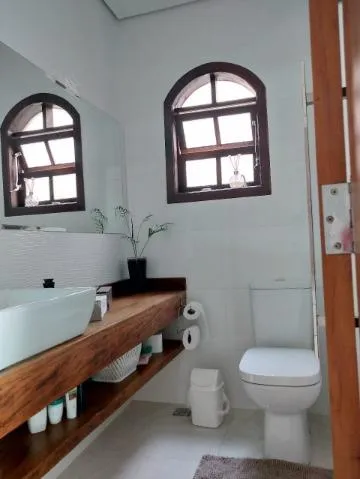 Imagem VENDA DE SOBRADO NO JARDIM VIA DUTRA, EM ARUJÁ/SP, 58m² com 3 quartos, suíte, cozinha com armários, varanda com churrasqueira e 02 vagas. CONSULTE-NOS