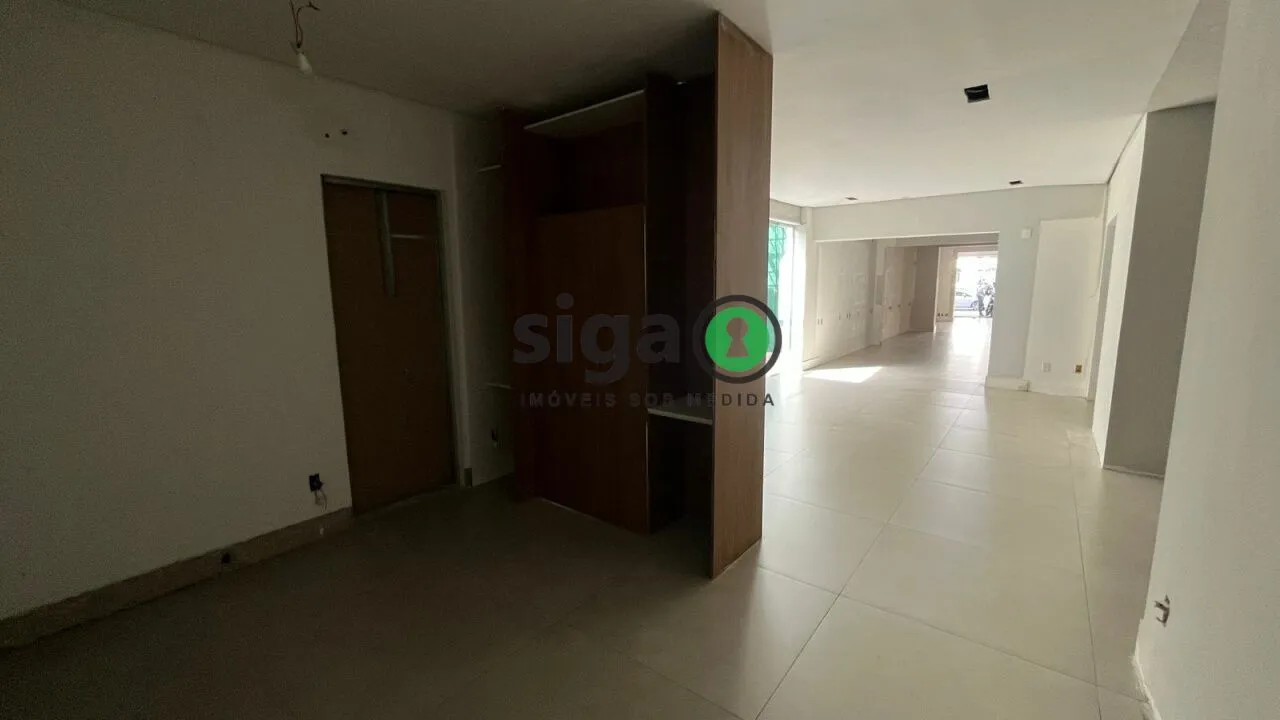 Imagem Casa Comercial em Ponto Estratégico de Indianópolis com 4 Vagas