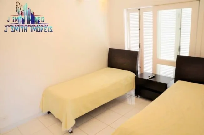 Imagem CASA DE ALTO PADRÃO NUM DOS MELHORES CONDOMÍNIOS DA REGIÃO DA GRANJA VIANA, COM CAMPO DE GOLF.

A...