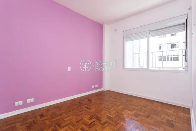 Imagem Apartamento de Três dormitórios, sendo três suítes, reformado, hall, lavabo, sala de estar e jan...