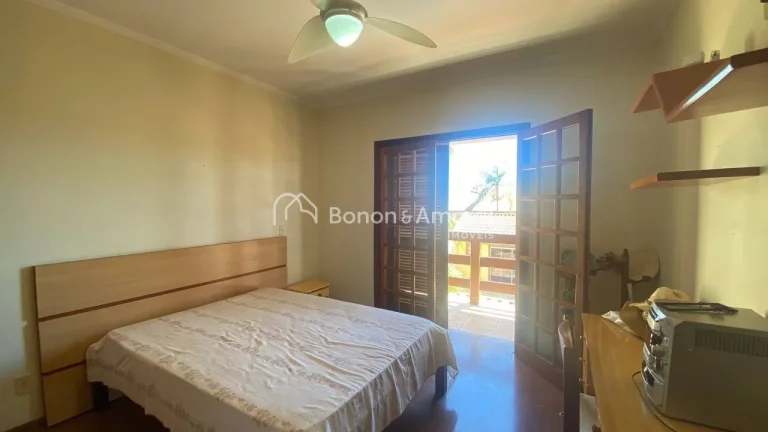Imagem Casa com excelente distribuição, ambientes amplos e muita iluminação natural. Sala integrada, co...