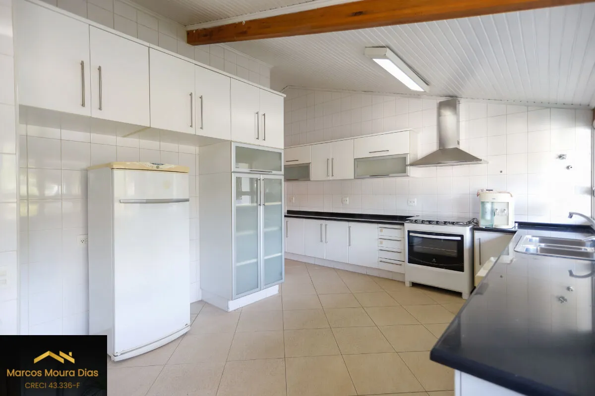 Imagem Casa no Sumaré com 3 Dormitórios ( 1 suíte), 359m² com Piscina, Elevador, Churrasqueira e 6 Vagas de Garagem