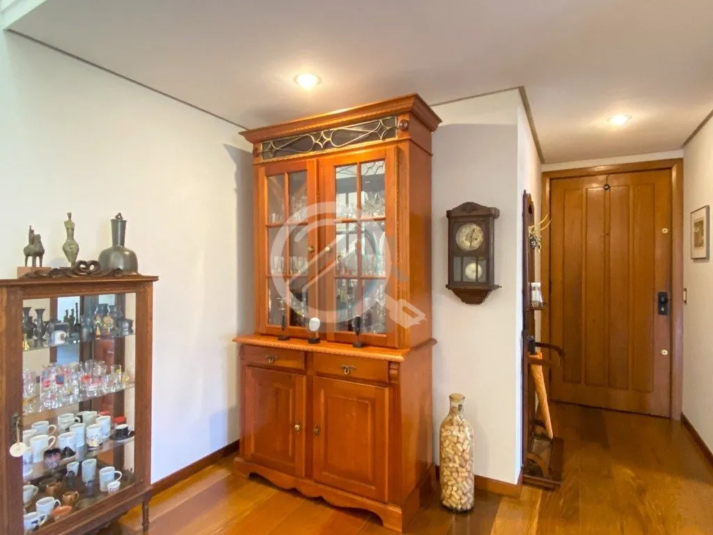 Imagem Apartamento semimobiliado de 140m², 3 dormitórios, sendo 1 suíte com sacada, living super amplo p...