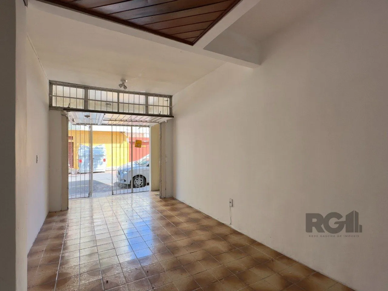 Imagem CASA COM 4 DORMITÓRIOS E PÁTIO COM CHURRASQUEIRA NO CENTRO HISTÓRICO