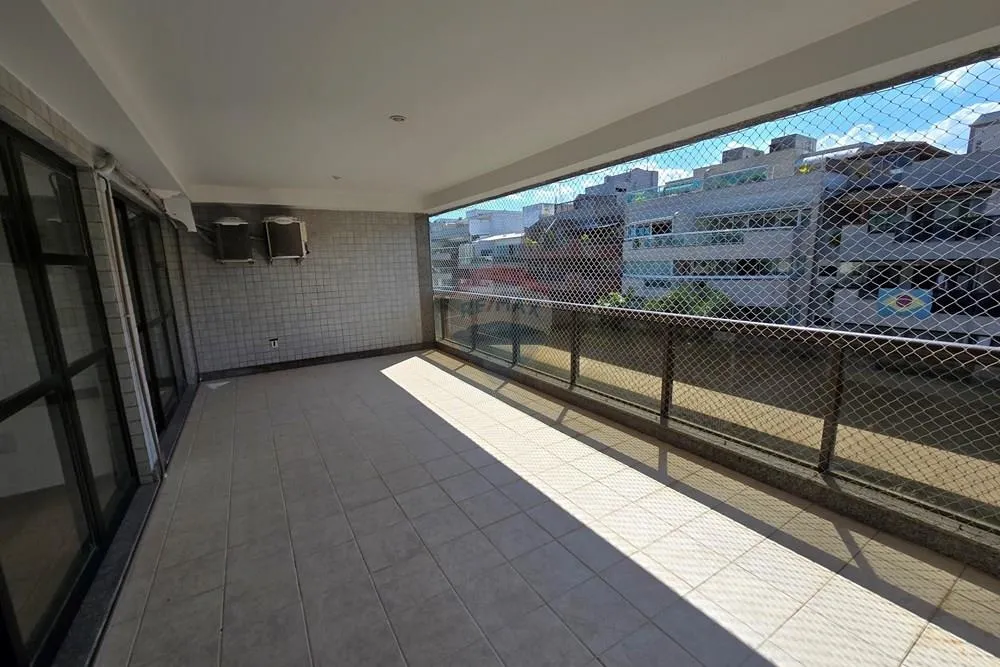 Imagem Frontal mar, lâmina, 3 quartos.